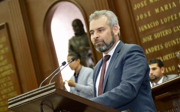 Propone Alfredo Ramírez licencias de conducir con vigencia permanente