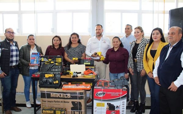 Entregan maquinaria a estudiantes emprendedores del Icatmi