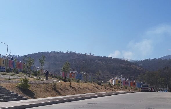 Brigadistas fuerzan labores para contener incendio de la Loma de Santa María