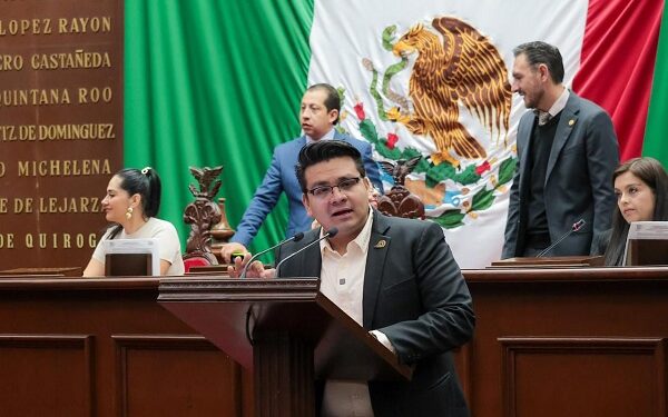 Toño Carreño presentó iniciativa de reforma constitucional para garantizar esquemas completos de vacunación en Michoacán
