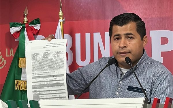 Raúl Ocelotl interpone denuncia en Fiscalía Regional de Zitácuaro