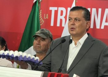 Memo Valencia envía “huevos” a Bedolla; exhibe extorsión de normalistas vía transferencia