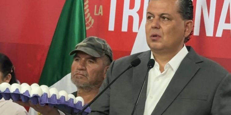 Memo Valencia envía “huevos” a Bedolla; exhibe extorsión de normalistas vía transferencia