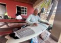 Surfista con 45 años de experiencia ve en Michoacán un paraíso turístico poco promovido