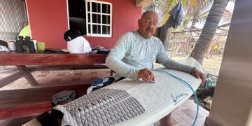 Surfista con 45 años de experiencia ve en Michoacán un paraíso turístico poco promovido