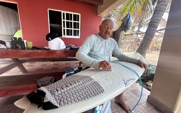 Surfista con 45 años de experiencia ve en Michoacán un paraíso turístico poco promovido