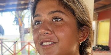 Costa michoacana conquista a surfistas nacionales por sus olas vírgenes y playas semivacías