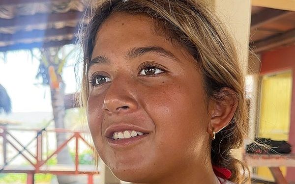 Costa michoacana conquista a surfistas nacionales por sus olas vírgenes y playas semivacías