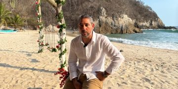 Playa del Amor resiste al abandono turístico y apuesta por redes sociales para atraer visitantes a la costa michoacana
