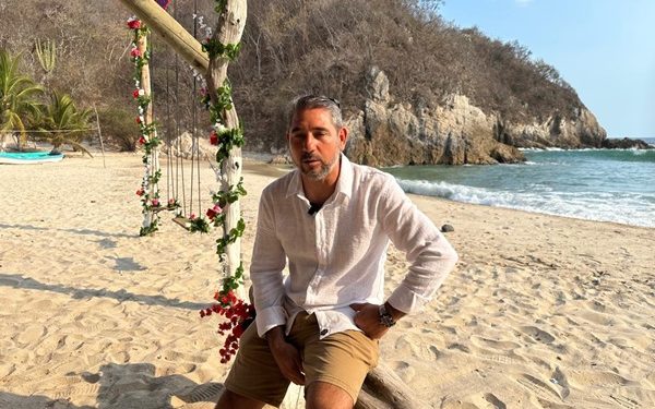 Playa del Amor resiste al abandono turístico y apuesta por redes sociales para atraer visitantes a la costa michoacana